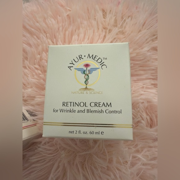 White Facial Cleanser for All Skin Types - Picture 6 of 7